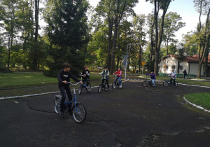 Na alejkach imitujących ulice uczniowie ćwiczą jazdę rowerem.