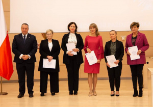 Nauczyciele, którzy otrzymali Nagrody Kuratora Oświaty, oraz kurator Waldemar Flajszer