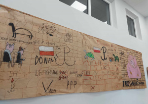 Na zdjęciu plakaty wiszące na ścianie w klasie wykonane przez klasę 8a.