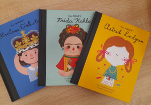 Na zdjęciu widać trzy książki, które trafiły do naszej biblioteki. Są to dziecięce wydania o królowej Elżbiecie, Fridzie Kahlo i Astrid Lindgren