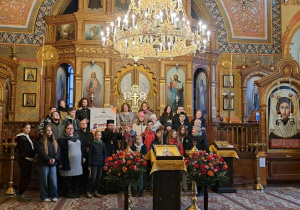 Zdjęcie grupowe uczniów biorących udział w projekcie wraz z opiekunami oraz organizatorami we wnętrzu cerkwi przy ulicy Piramowicza.