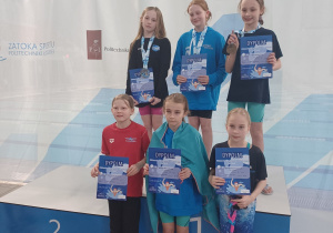 Na podium dziewczynki reprezentujące naszą szkołę w zawodach pływackich