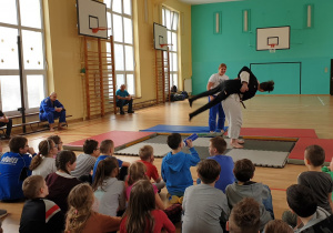 uczniowie obserwują pokaz judo
