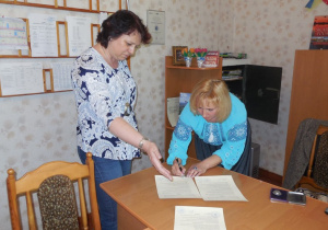 podpisanie porozumienia o współpracy przez panie dyrektor łódzkiej i ukraińskiej szkoły
