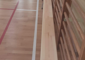 Na zdjęciu na sali gimnastycznej pod drabinkami stoją ławki